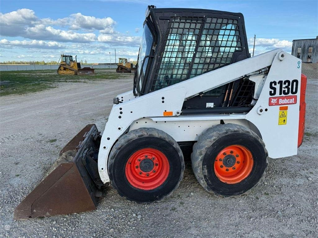 Bobcat S130 - Liukuohjattu kuormaaja: kuva Bobcat S130 - Liukuohjattu kuormaaja Bobcat S130 - Liukuohjattu kuormaaja: kuva Bobcat S130 - Liukuohjattu kuormaaja