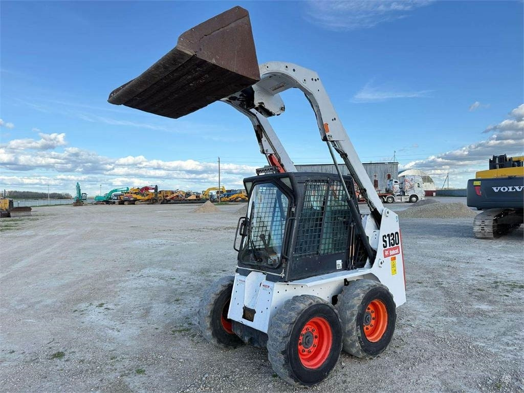Bobcat S130 - Liukuohjattu kuormaaja: kuva Bobcat S130 - Liukuohjattu kuormaaja Bobcat S130 - Liukuohjattu kuormaaja: kuva Bobcat S130 - Liukuohjattu kuormaaja