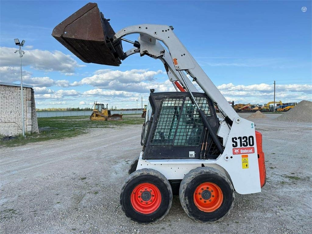 Bobcat S130 - Liukuohjattu kuormaaja: kuva Bobcat S130 - Liukuohjattu kuormaaja Bobcat S130 - Liukuohjattu kuormaaja: kuva Bobcat S130 - Liukuohjattu kuormaaja