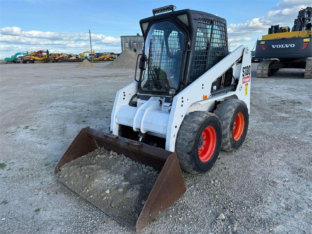Bobcat S130 - Liukuohjattu kuormaaja: kuva Bobcat S130 - Liukuohjattu kuormaaja Bobcat S130 - Liukuohjattu kuormaaja: kuva Bobcat S130 - Liukuohjattu kuormaaja