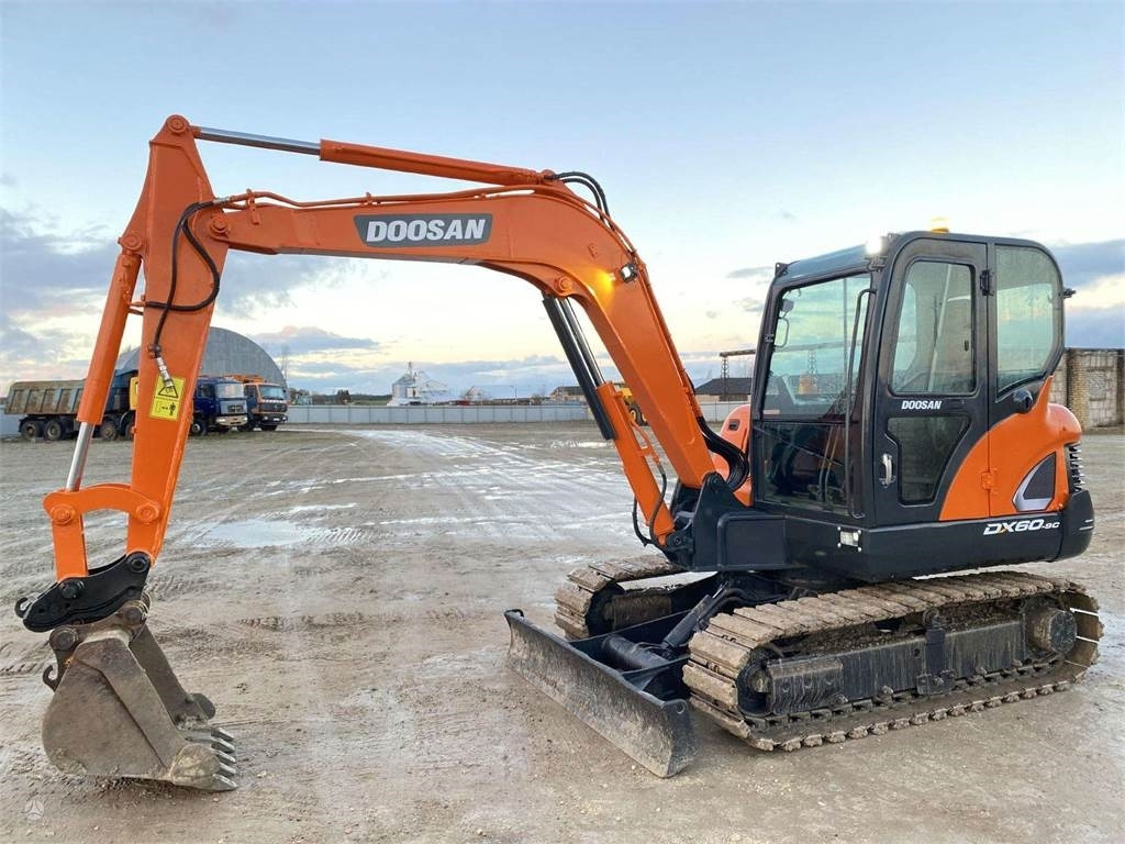 Doosan DX 60 C - Minikuormaaja: kuva Doosan DX 60 C - Minikuormaaja Doosan DX 60 C - Minikuormaaja: kuva Doosan DX 60 C - Minikuormaaja