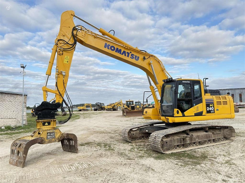 Komatsu PC 240 LC-11 - Telakaivukone: kuva Komatsu PC 240 LC-11 - Telakaivukone Komatsu PC 240 LC-11 - Telakaivukone: kuva Komatsu PC 240 LC-11 - Telakaivukone