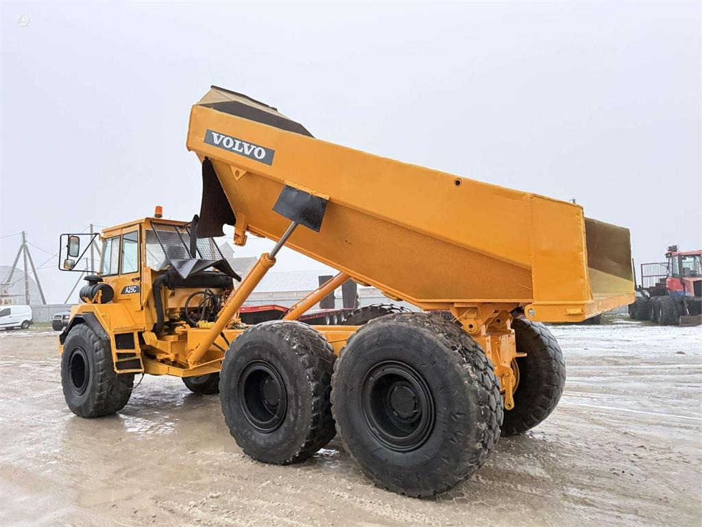 Volvo A25C - Nivelkippiauto: kuva Volvo A25C - Nivelkippiauto Volvo A25C - Nivelkippiauto: kuva Volvo A25C - Nivelkippiauto