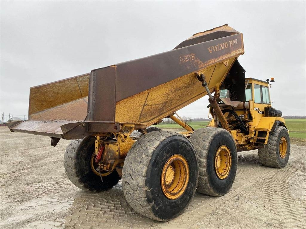 Volvo A25C , Nr.2 - Nivelkippiauto: kuva Volvo A25C , Nr.2 - Nivelkippiauto Volvo A25C , Nr.2 - Nivelkippiauto: kuva Volvo A25C , Nr.2 - Nivelkippiauto