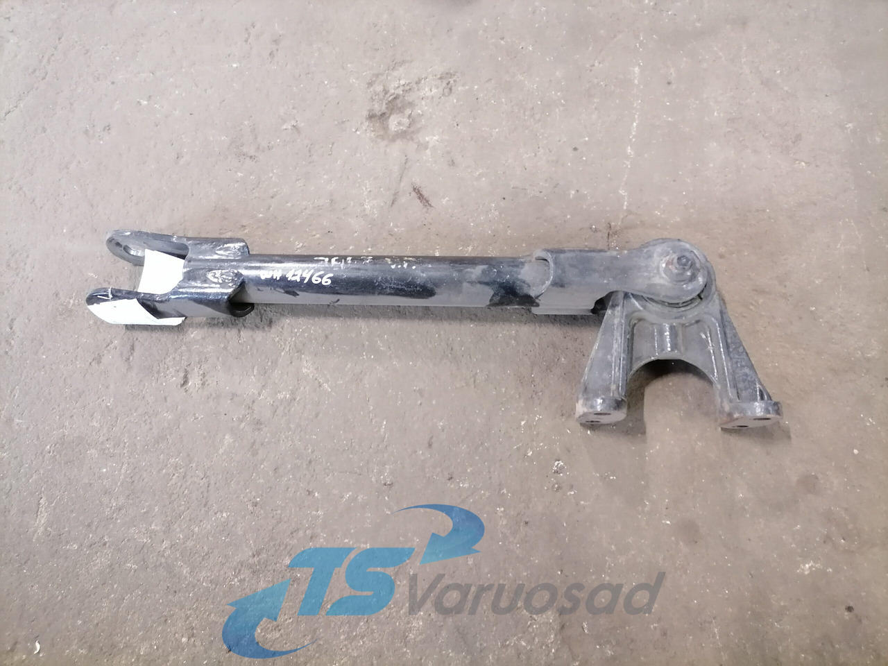 MAN Anti roll bar bracket 81437185111 - Kallistuksenvakaaja - Kuorma-auto: kuva MAN Anti roll bar bracket 81437185111 - Kallistuksenvakaaja - Kuorma-auto MAN Anti roll bar bracket 81437185111 - Kallistuksenvakaaja - Kuorma-auto: kuva MAN Anti roll bar bracket 81437185111 - Kallistuksenvakaaja - Kuorma-auto