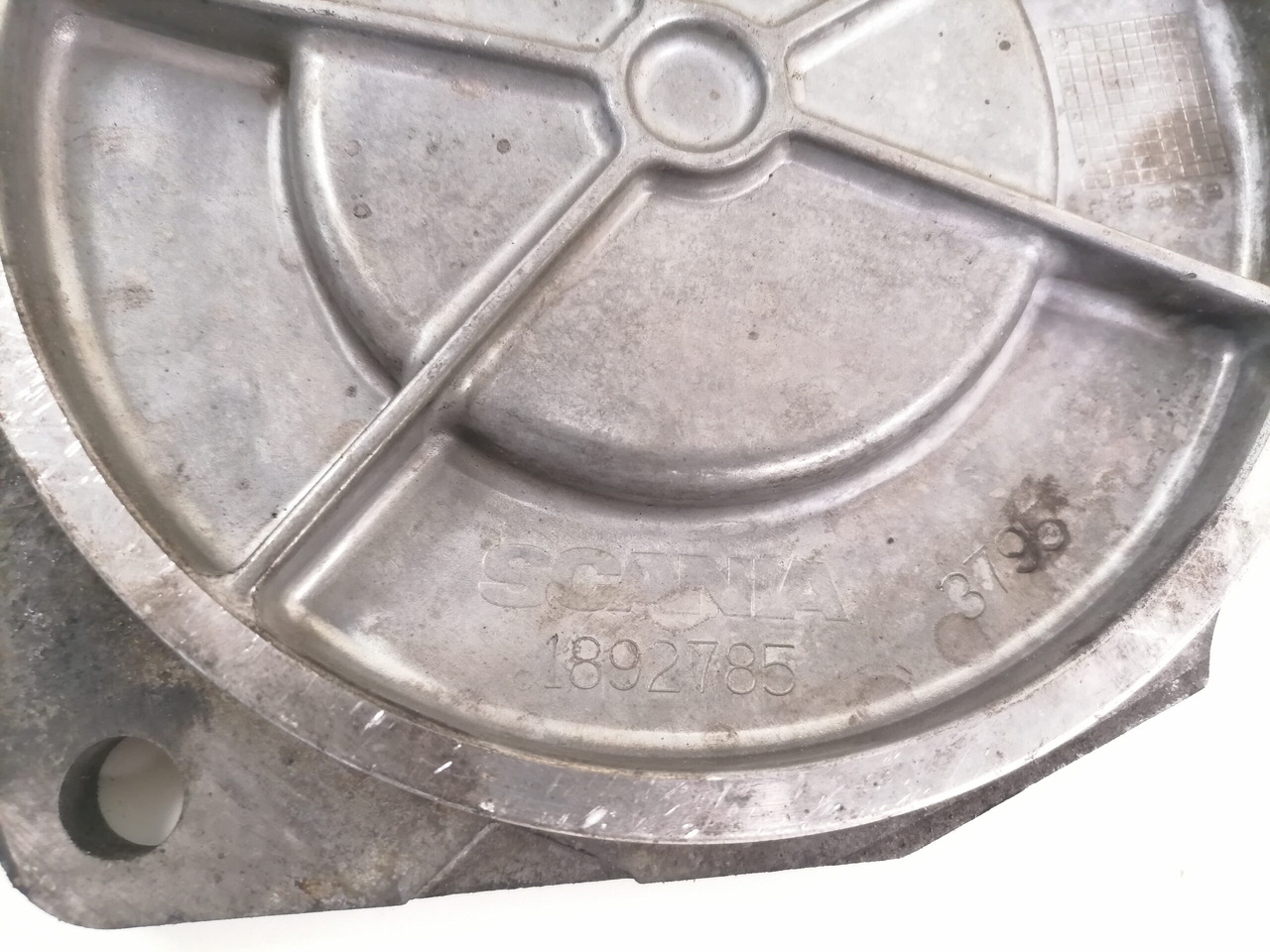 Scania Engine front cover 1892785 - Moottori ja osat - Kuorma-auto: kuva Scania Engine front cover 1892785 - Moottori ja osat - Kuorma-auto Scania Engine front cover 1892785 - Moottori ja osat - Kuorma-auto: kuva Scania Engine front cover 1892785 - Moottori ja osat - Kuorma-auto