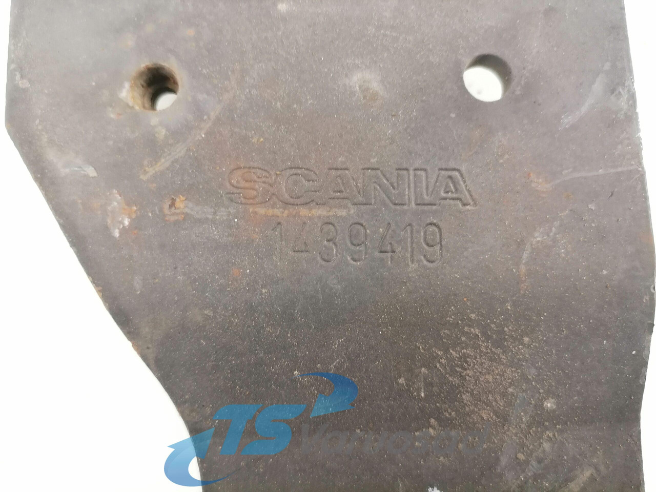 Scania Muffler carrier 1439419 - Äänenvaimennin - Kuorma-auto: kuva Scania Muffler carrier 1439419 - Äänenvaimennin - Kuorma-auto Scania Muffler carrier 1439419 - Äänenvaimennin - Kuorma-auto: kuva Scania Muffler carrier 1439419 - Äänenvaimennin - Kuorma-auto