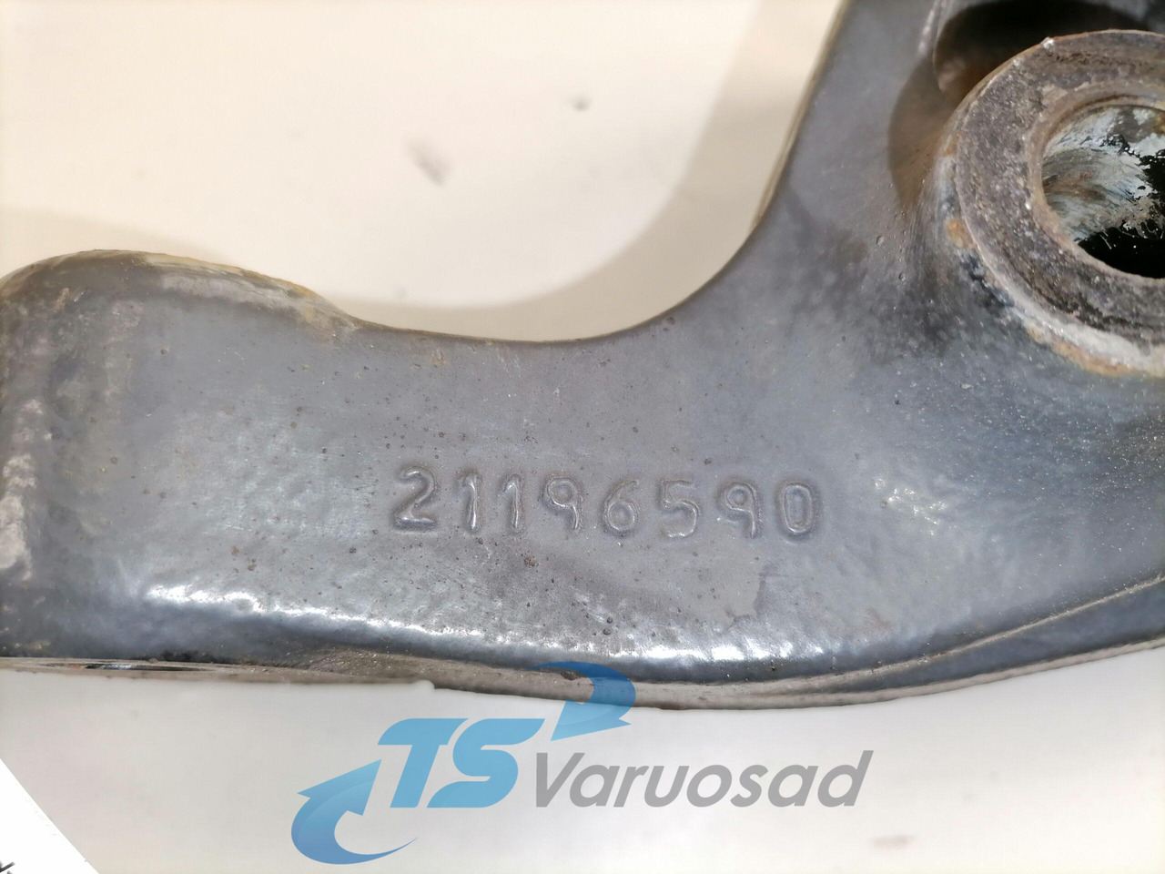 Volvo Kabiini kandur, tagumine 21196590 - Ohjaamon ripustus - Kuorma-auto: kuva Volvo Kabiini kandur, tagumine 21196590 - Ohjaamon ripustus - Kuorma-auto Volvo Kabiini kandur, tagumine 21196590 - Ohjaamon ripustus - Kuorma-auto: kuva Volvo Kabiini kandur, tagumine 21196590 - Ohjaamon ripustus - Kuorma-auto