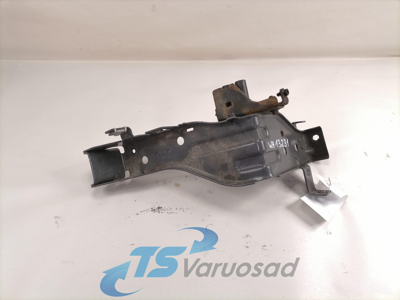 Volvo Light bracket 84058023 - Valo/ Valaistus - Kuorma-auto: kuva  Volvo Light bracket 84058023 - Valo/ Valaistus - Kuorma-auto Volvo Light bracket 84058023 - Valo/ Valaistus - Kuorma-auto: kuva  Volvo Light bracket 84058023 - Valo/ Valaistus - Kuorma-auto