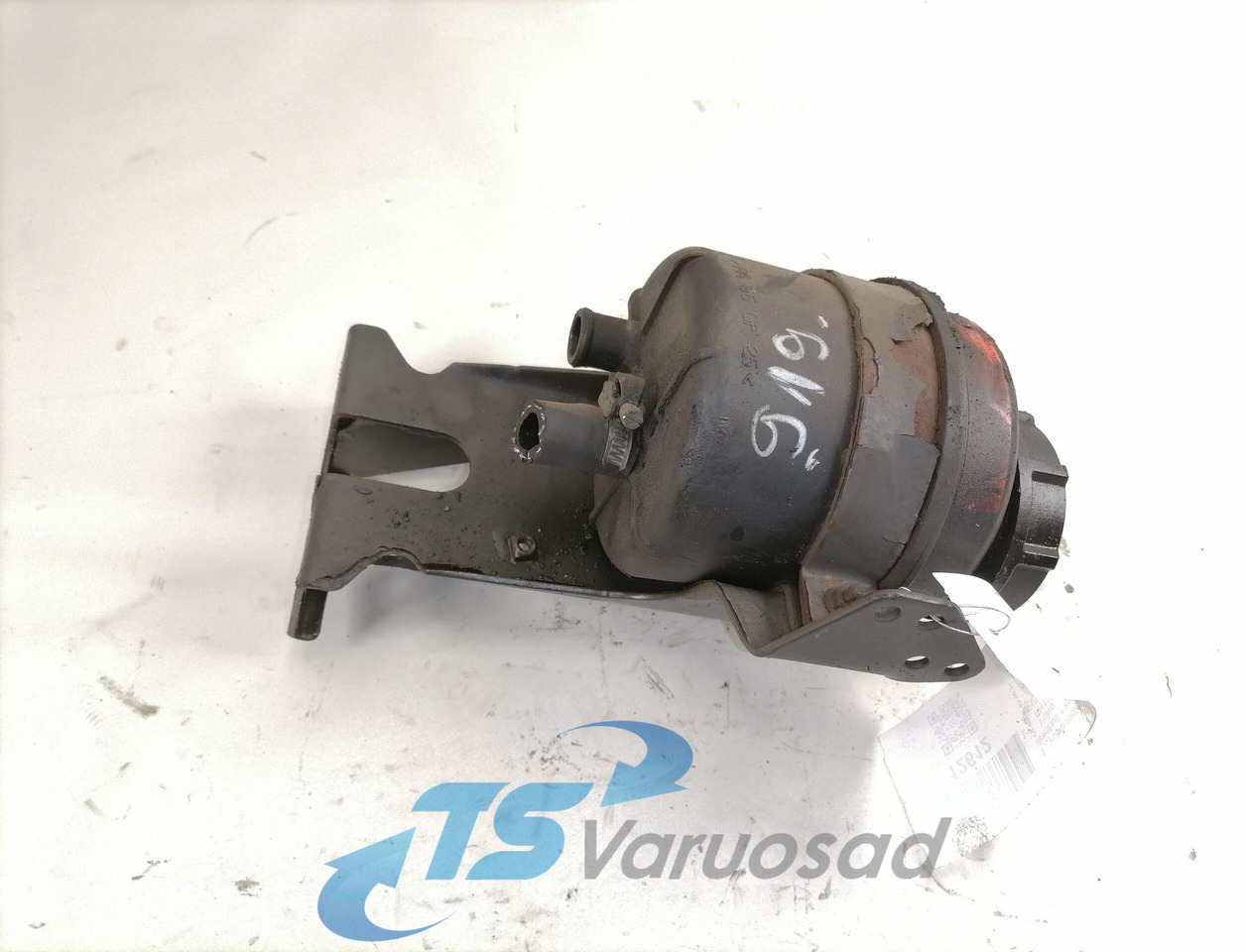 Volvo Steering oil tank+ bracket 1592945 - Ohjaustehostimen letku - Kuorma-auto: kuva Volvo Steering oil tank+ bracket 1592945 - Ohjaustehostimen letku - Kuorma-auto Volvo Steering oil tank+ bracket 1592945 - Ohjaustehostimen letku - Kuorma-auto: kuva Volvo Steering oil tank+ bracket 1592945 - Ohjaustehostimen letku - Kuorma-auto