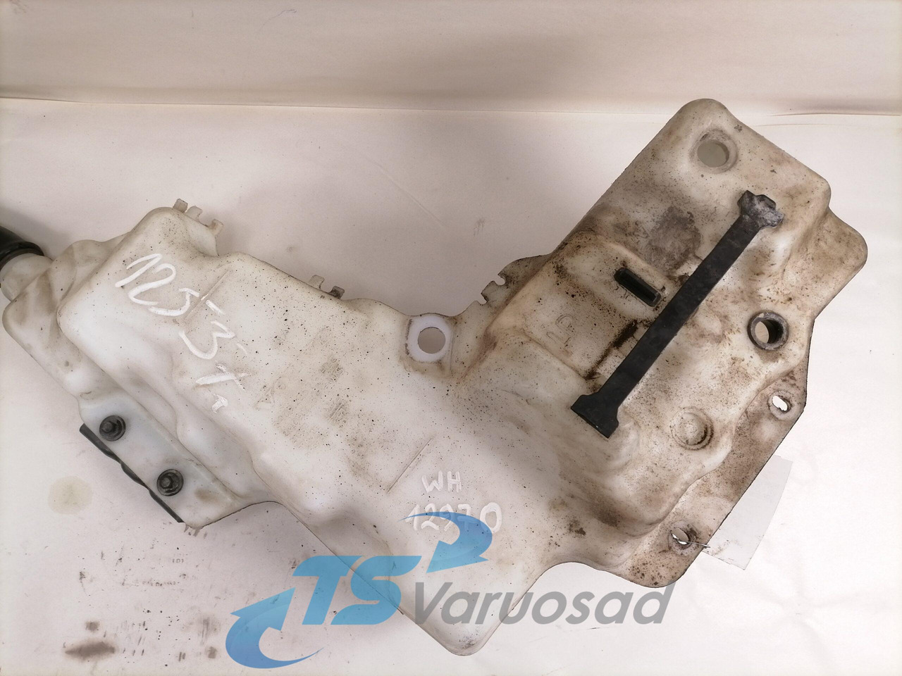 Volvo Windscreen washer fluid tank 84092259 - Pyyhin - Kuorma-auto: kuva Volvo Windscreen washer fluid tank 84092259 - Pyyhin - Kuorma-auto Volvo Windscreen washer fluid tank 84092259 - Pyyhin - Kuorma-auto: kuva Volvo Windscreen washer fluid tank 84092259 - Pyyhin - Kuorma-auto