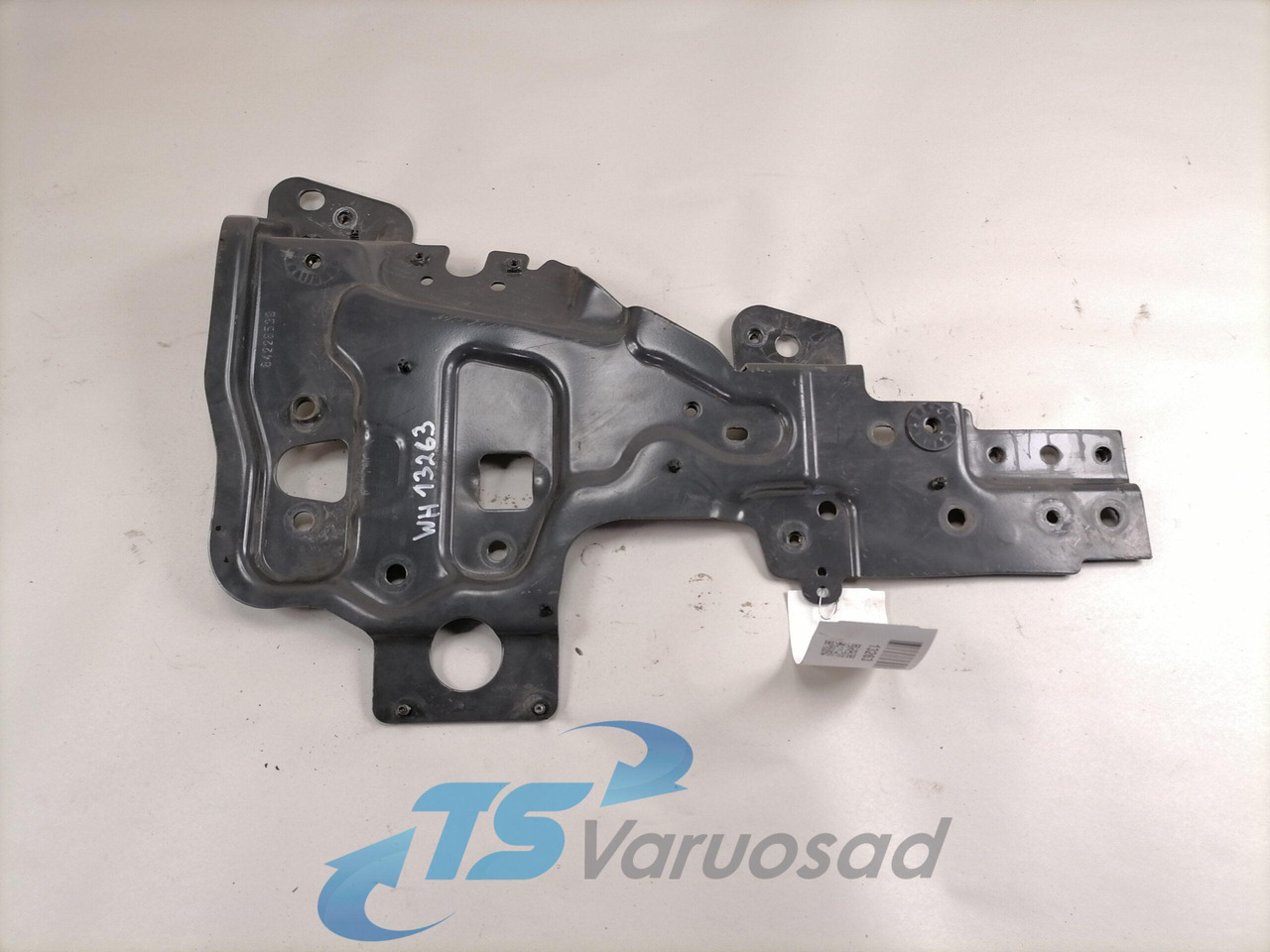 Volvo light bracket 84228539 - Valo/ Valaistus - Kuorma-auto: kuva  Volvo light bracket 84228539 - Valo/ Valaistus - Kuorma-auto Volvo light bracket 84228539 - Valo/ Valaistus - Kuorma-auto: kuva  Volvo light bracket 84228539 - Valo/ Valaistus - Kuorma-auto
