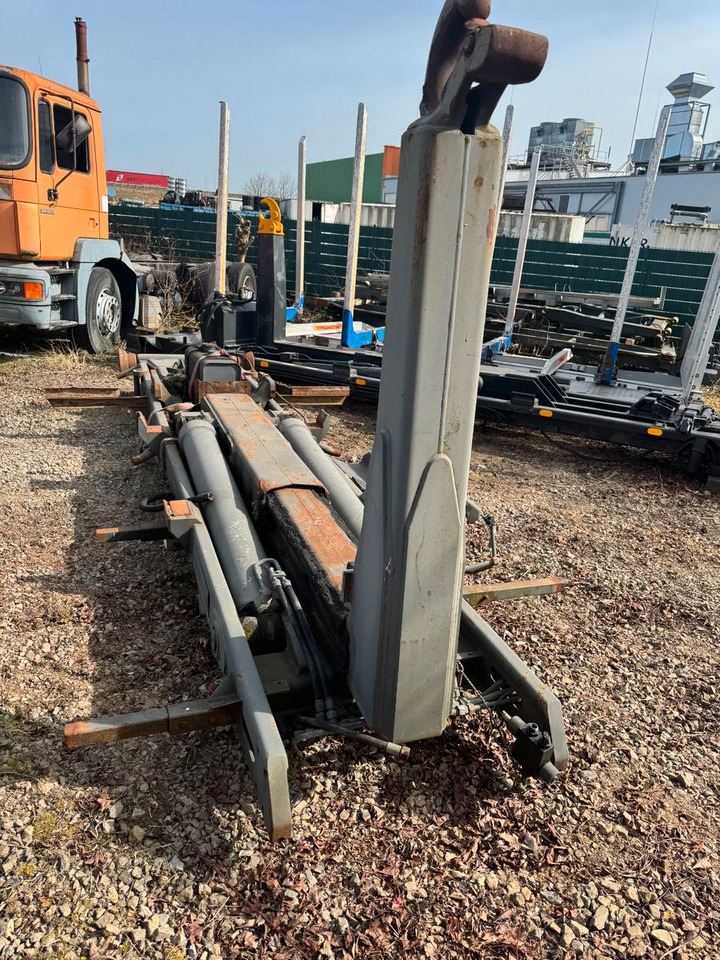 Meiller Abrollaufbau für 6X4 mit 3,90 Radstand - Koukkulava kuorma-auto: kuva Meiller Abrollaufbau für 6X4 mit 3,90 Radstand - Koukkulava kuorma-auto Meiller Abrollaufbau für 6X4 mit 3,90 Radstand - Koukkulava kuorma-auto: kuva Meiller Abrollaufbau für 6X4 mit 3,90 Radstand - Koukkulava kuorma-auto