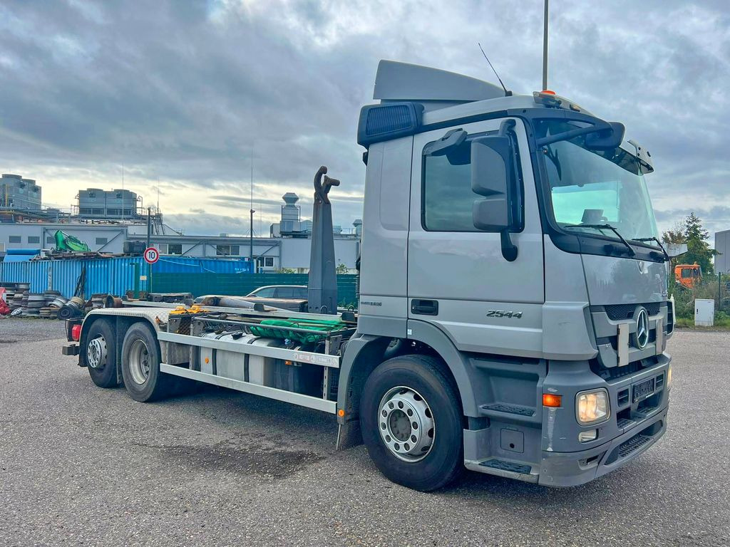 Mercedes-Benz 2544 6X2 VDL Abroller Klima & Retarder - Koukkulava kuorma-auto: kuva Mercedes-Benz 2544 6X2 VDL Abroller Klima & Retarder - Koukkulava kuorma-auto Mercedes-Benz 2544 6X2 VDL Abroller Klima & Retarder - Koukkulava kuorma-auto: kuva Mercedes-Benz 2544 6X2 VDL Abroller Klima & Retarder - Koukkulava kuorma-auto