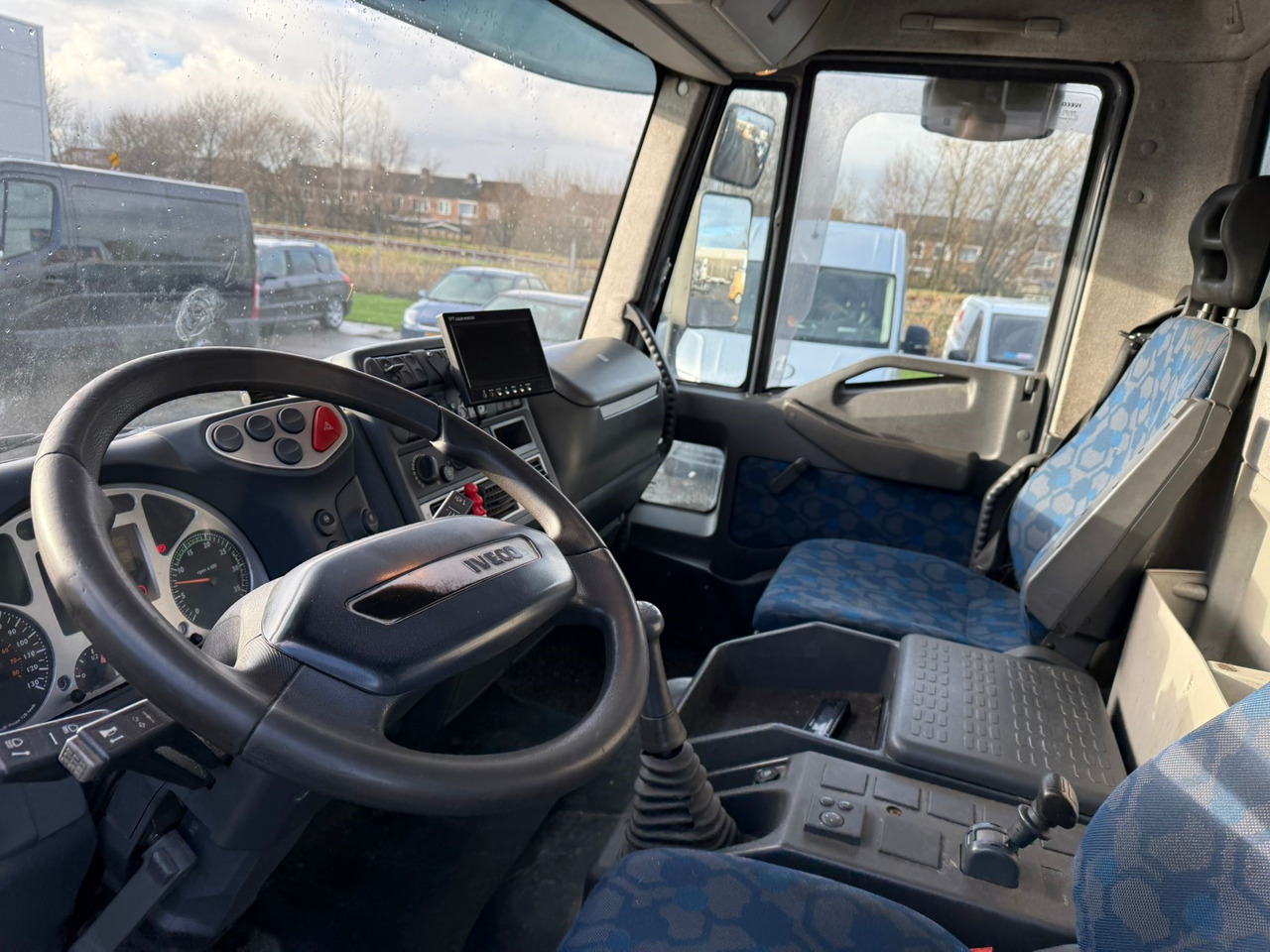 Eläinten kuljetus kuorma-auto kuljetusta varten eläimet IVECO 75E: kuva Eläinten kuljetus kuorma-auto kuljetusta varten eläimet IVECO 75E