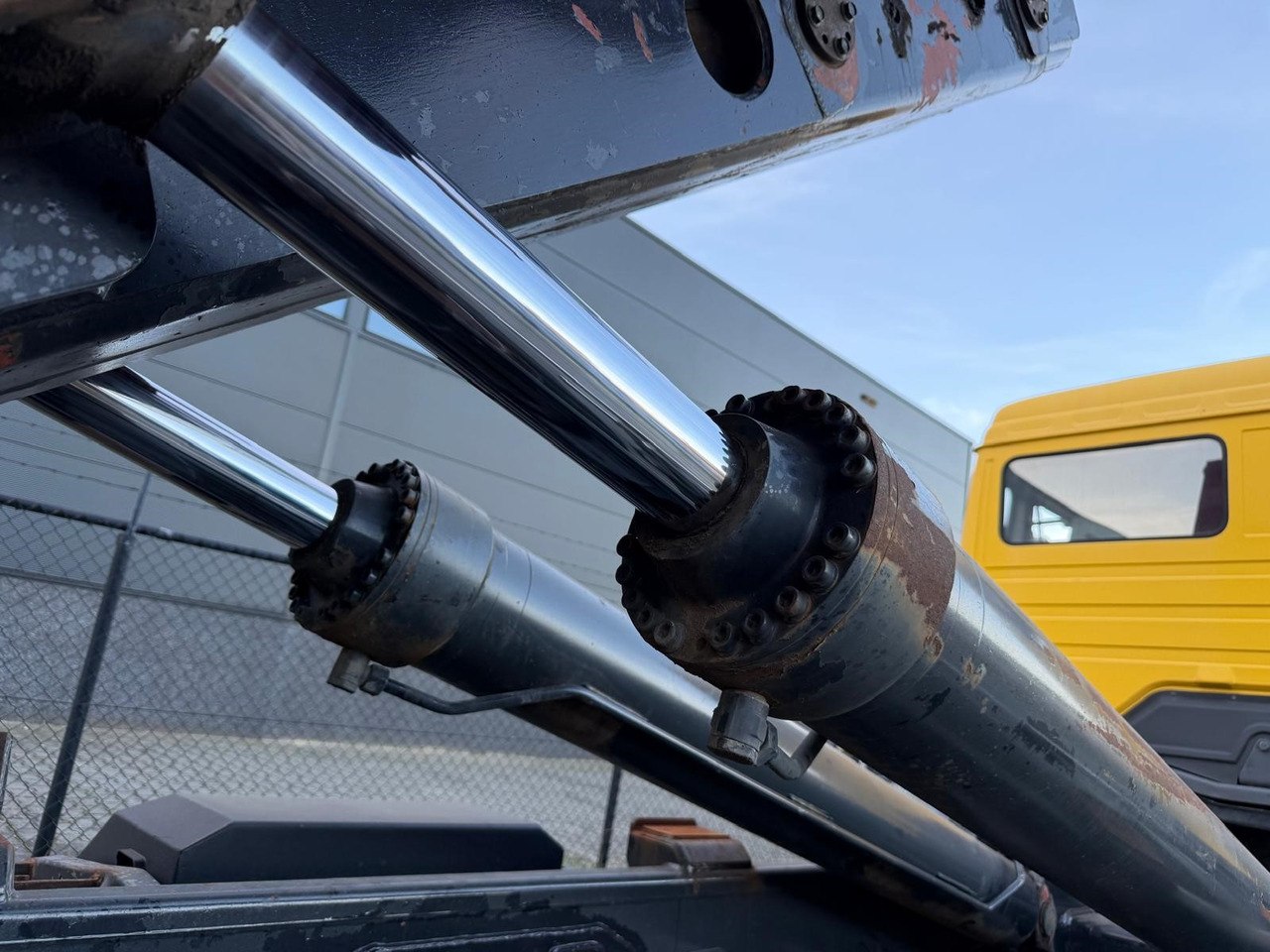 MERCEDES-BENZ SK 1831 - Koukkulava kuorma-auto: kuva MERCEDES-BENZ SK 1831 - Koukkulava kuorma-auto MERCEDES-BENZ SK 1831 - Koukkulava kuorma-auto: kuva MERCEDES-BENZ SK 1831 - Koukkulava kuorma-auto