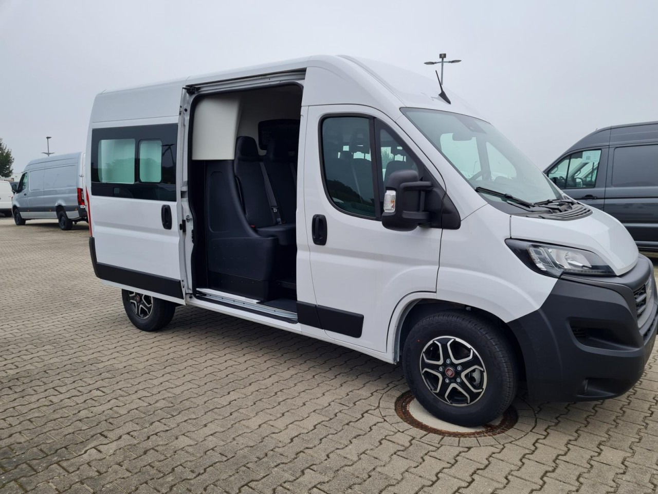 Fiat Ducato 35 Kasten Doka 7-Sitze 2x Schiebetür Maxi L2H2 - Pakettiauto, Jatko-ohjaamo kevyt kuorma-auto: kuva Fiat Ducato 35 Kasten Doka 7-Sitze 2x Schiebetür Maxi L2H2 - Pakettiauto, Jatko-ohjaamo kevyt kuorma-auto Fiat Ducato 35 Kasten Doka 7-Sitze 2x Schiebetür Maxi L2H2 - Pakettiauto, Jatko-ohjaamo kevyt kuorma-auto: kuva Fiat Ducato 35 Kasten Doka 7-Sitze 2x Schiebetür Maxi L2H2 - Pakettiauto, Jatko-ohjaamo kevyt kuorma-auto