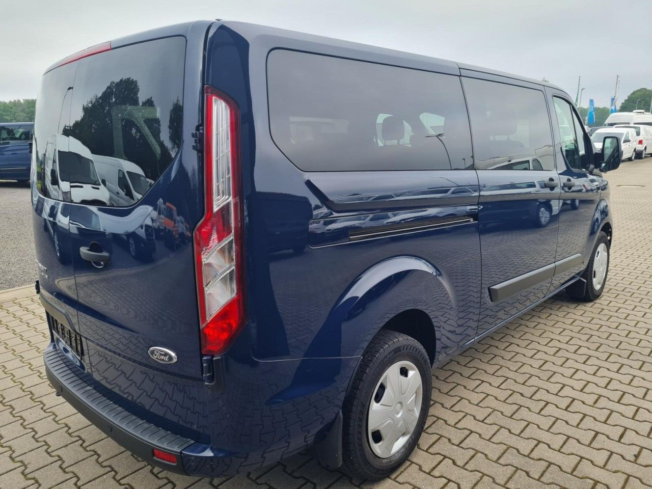 Ford Custom Kombi 320 L2 Trend 9 Sitze KLIMA 4 Stck - Pikkubussi: kuva Ford Custom Kombi 320 L2 Trend 9 Sitze KLIMA 4 Stck - Pikkubussi Ford Custom Kombi 320 L2 Trend 9 Sitze KLIMA 4 Stck - Pikkubussi: kuva Ford Custom Kombi 320 L2 Trend 9 Sitze KLIMA 4 Stck - Pikkubussi