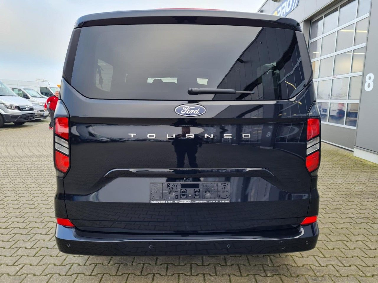 Ford Tourneo Custom 320 L2 Titanium 9 Sitze STANDHZ - Pikkubussi: kuva Ford Tourneo Custom 320 L2 Titanium 9 Sitze STANDHZ - Pikkubussi Ford Tourneo Custom 320 L2 Titanium 9 Sitze STANDHZ - Pikkubussi: kuva Ford Tourneo Custom 320 L2 Titanium 9 Sitze STANDHZ - Pikkubussi