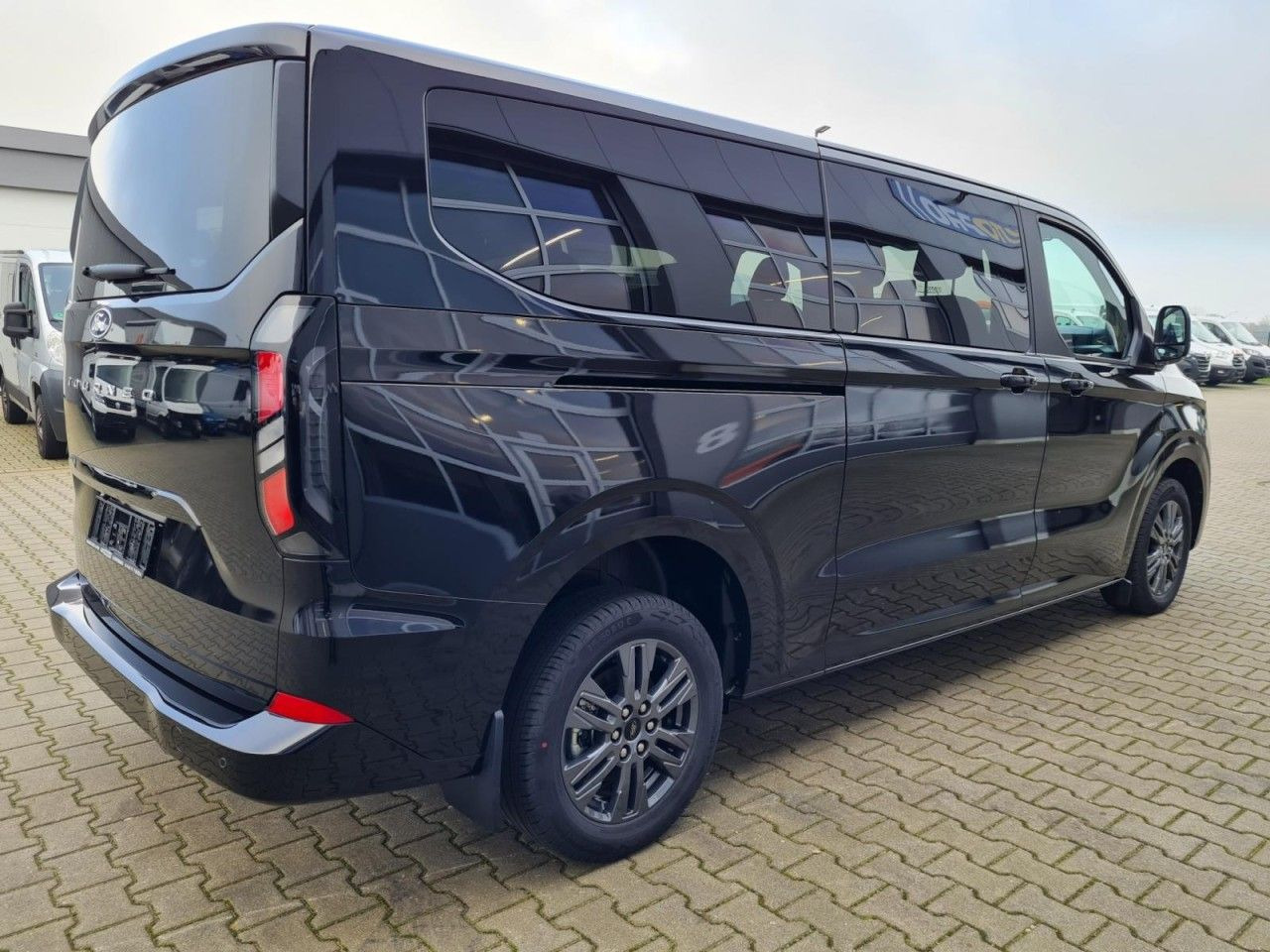 Ford Tourneo Custom 320 L2 Titanium 9 Sitze STANDHZ - Pikkubussi: kuva Ford Tourneo Custom 320 L2 Titanium 9 Sitze STANDHZ - Pikkubussi Ford Tourneo Custom 320 L2 Titanium 9 Sitze STANDHZ - Pikkubussi: kuva Ford Tourneo Custom 320 L2 Titanium 9 Sitze STANDHZ - Pikkubussi