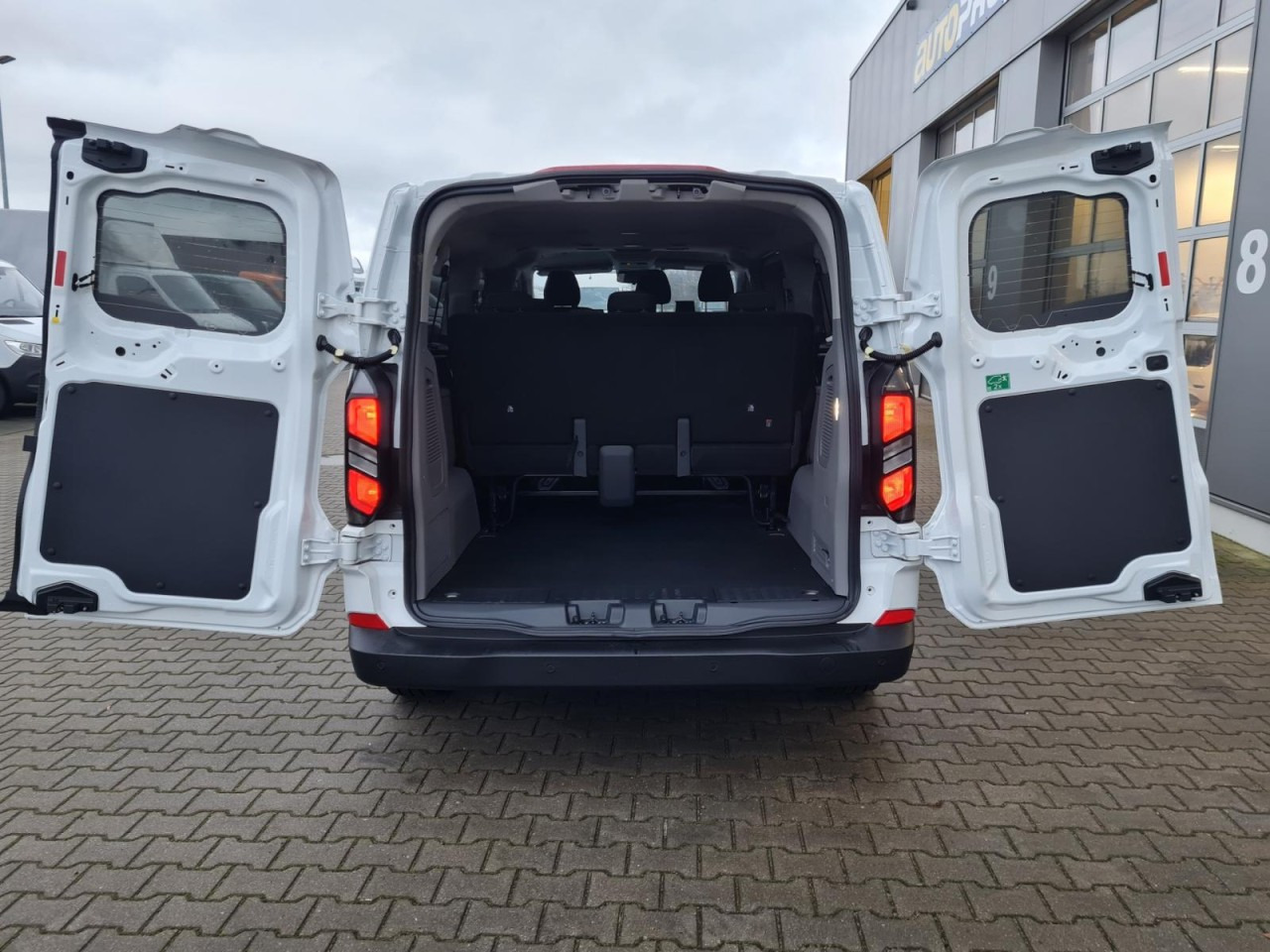 Ford Transit Custom Kombi 320 L2 Trend 9 Sitze KAMERA - Minibussi, Pikkubussi: kuva Ford Transit Custom Kombi 320 L2 Trend 9 Sitze KAMERA - Minibussi, Pikkubussi Ford Transit Custom Kombi 320 L2 Trend 9 Sitze KAMERA - Minibussi, Pikkubussi: kuva Ford Transit Custom Kombi 320 L2 Trend 9 Sitze KAMERA - Minibussi, Pikkubussi