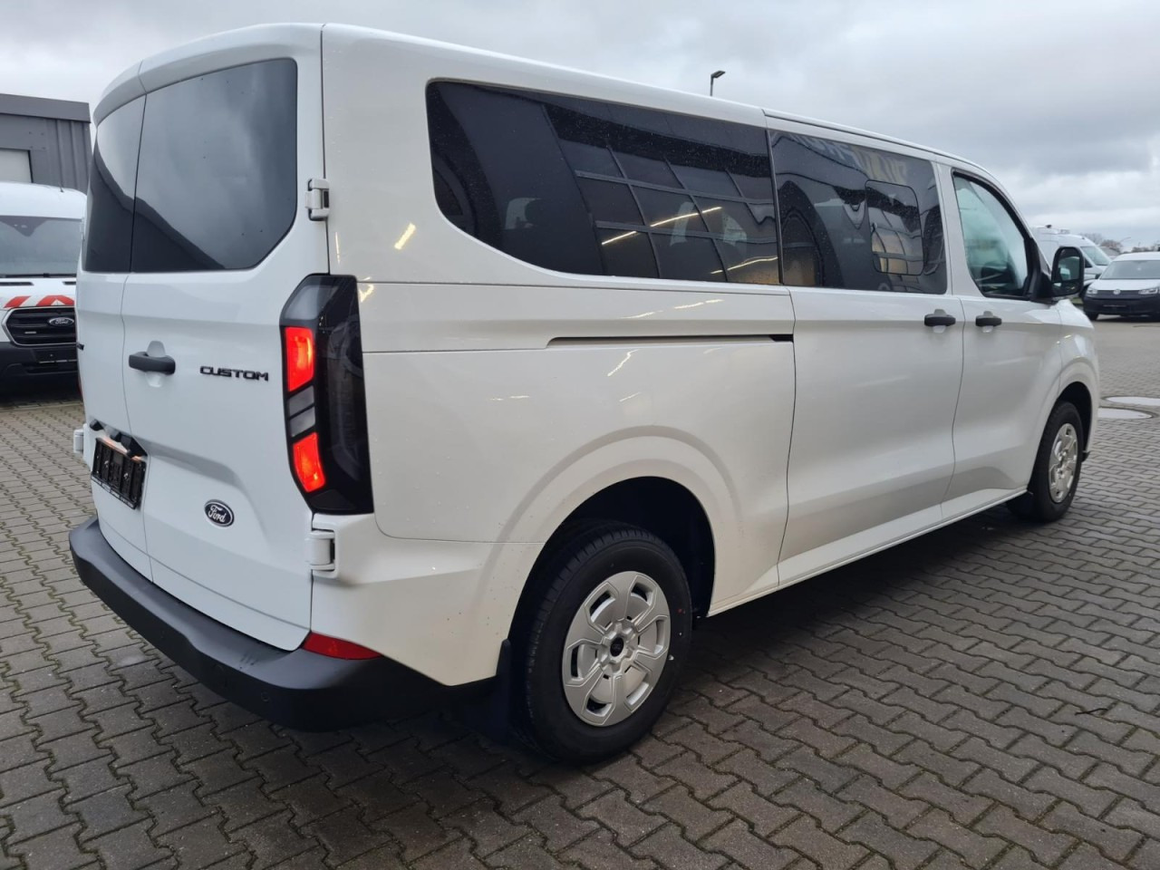 Ford Transit Custom Kombi 320 L2 Trend 9 Sitze KAMERA - Minibussi, Pikkubussi: kuva Ford Transit Custom Kombi 320 L2 Trend 9 Sitze KAMERA - Minibussi, Pikkubussi Ford Transit Custom Kombi 320 L2 Trend 9 Sitze KAMERA - Minibussi, Pikkubussi: kuva Ford Transit Custom Kombi 320 L2 Trend 9 Sitze KAMERA - Minibussi, Pikkubussi