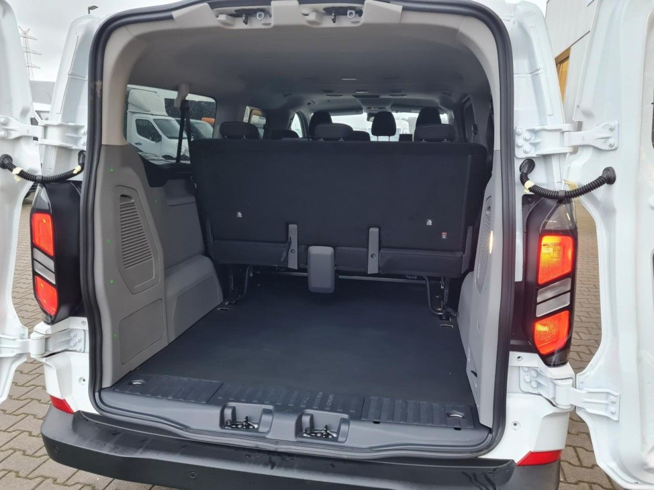 Henkilöauto Ford Transit Custom Kombi 320 L2 Trend 9 Sitze KAMERA: kuva Henkilöauto Ford Transit Custom Kombi 320 L2 Trend 9 Sitze KAMERA