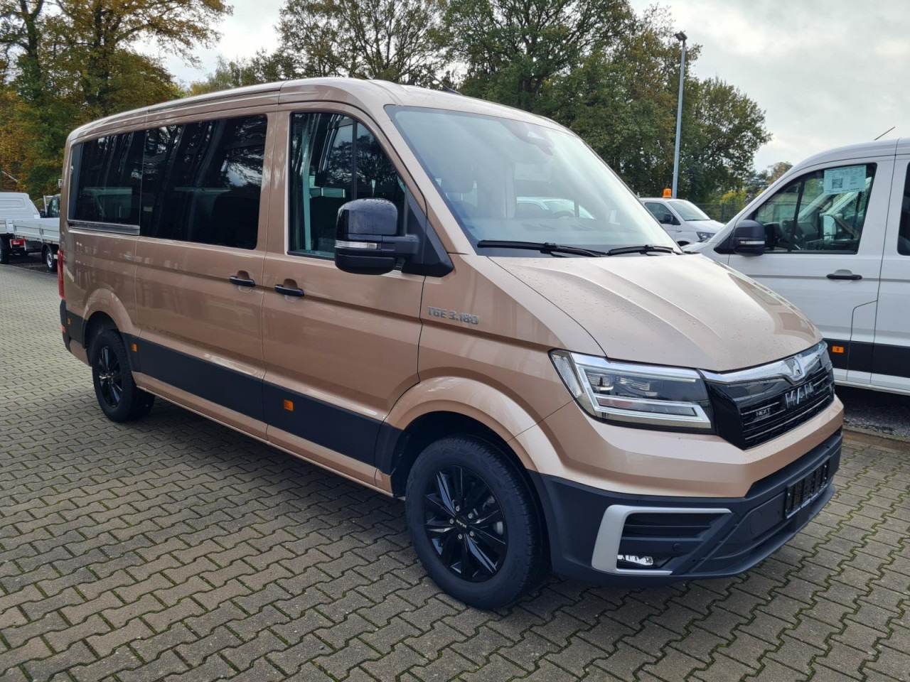Man TGE 3.180 TDi Kombi 9 Sitze ALU KAMERA LED LEDER Sonderumbau - Minibussi, Pikkubussi: kuva Man TGE 3.180 TDi Kombi 9 Sitze ALU KAMERA LED LEDER Sonderumbau - Minibussi, Pikkubussi Man TGE 3.180 TDi Kombi 9 Sitze ALU KAMERA LED LEDER Sonderumbau - Minibussi, Pikkubussi: kuva Man TGE 3.180 TDi Kombi 9 Sitze ALU KAMERA LED LEDER Sonderumbau - Minibussi, Pikkubussi