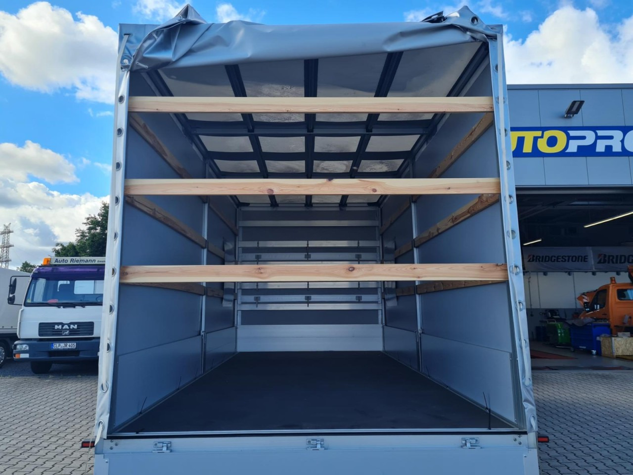 Mercedes-Benz Sprinter 317 Pritsche Plane Schlafkab RWD 10 Pal - Pressukapelli tavara-auto: kuva Mercedes-Benz Sprinter 317 Pritsche Plane Schlafkab RWD 10 Pal - Pressukapelli tavara-auto Mercedes-Benz Sprinter 317 Pritsche Plane Schlafkab RWD 10 Pal - Pressukapelli tavara-auto: kuva Mercedes-Benz Sprinter 317 Pritsche Plane Schlafkab RWD 10 Pal - Pressukapelli tavara-auto