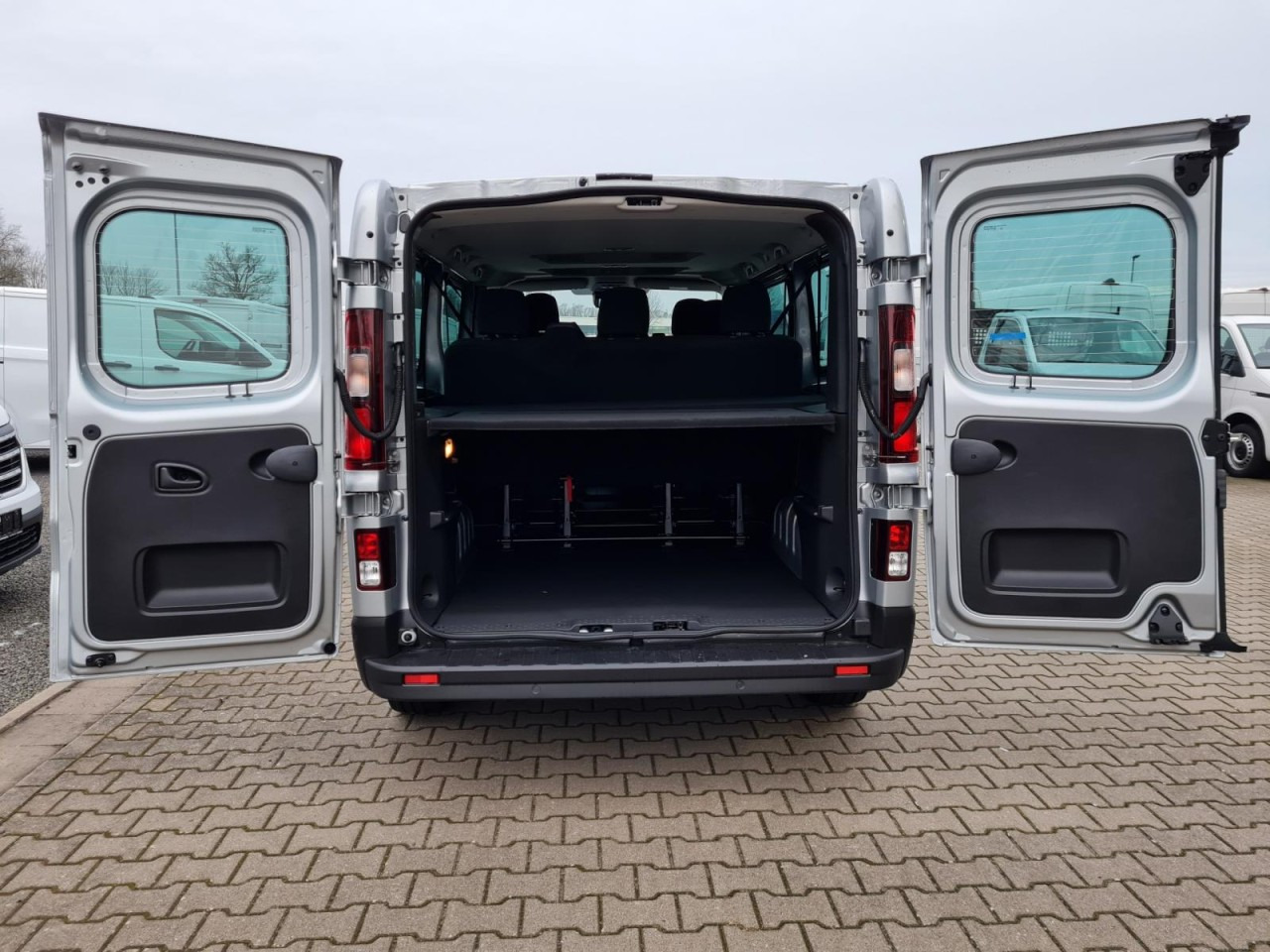 Renault Trafic Kombi 9-Sitze L2 Grand Equilibre KLIMA TEMPOMAT - Minibussi, Pikkubussi: kuva Renault Trafic Kombi 9-Sitze L2 Grand Equilibre KLIMA TEMPOMAT - Minibussi, Pikkubussi Renault Trafic Kombi 9-Sitze L2 Grand Equilibre KLIMA TEMPOMAT - Minibussi, Pikkubussi: kuva Renault Trafic Kombi 9-Sitze L2 Grand Equilibre KLIMA TEMPOMAT - Minibussi, Pikkubussi