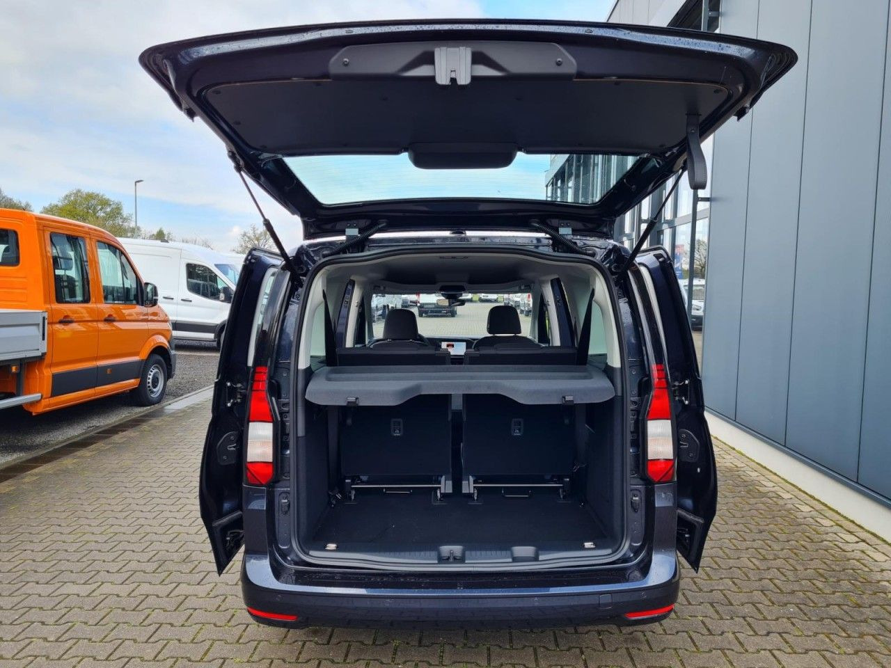 Volkswagen Caddy Maxi Kombi 7-Sitze 1.5 TSI DSG NAVI/APP TE - Henkilöauto: kuva Volkswagen Caddy Maxi Kombi 7-Sitze 1.5 TSI DSG NAVI/APP TE - Henkilöauto Volkswagen Caddy Maxi Kombi 7-Sitze 1.5 TSI DSG NAVI/APP TE - Henkilöauto: kuva Volkswagen Caddy Maxi Kombi 7-Sitze 1.5 TSI DSG NAVI/APP TE - Henkilöauto