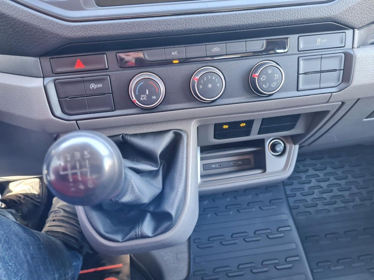 Avolava pakettiauto Volkswagen Crafter 35 Doka MR 7-Sitze AHK KLIMA KOMFORT: kuva Avolava pakettiauto Volkswagen Crafter 35 Doka MR 7-Sitze AHK KLIMA KOMFORT