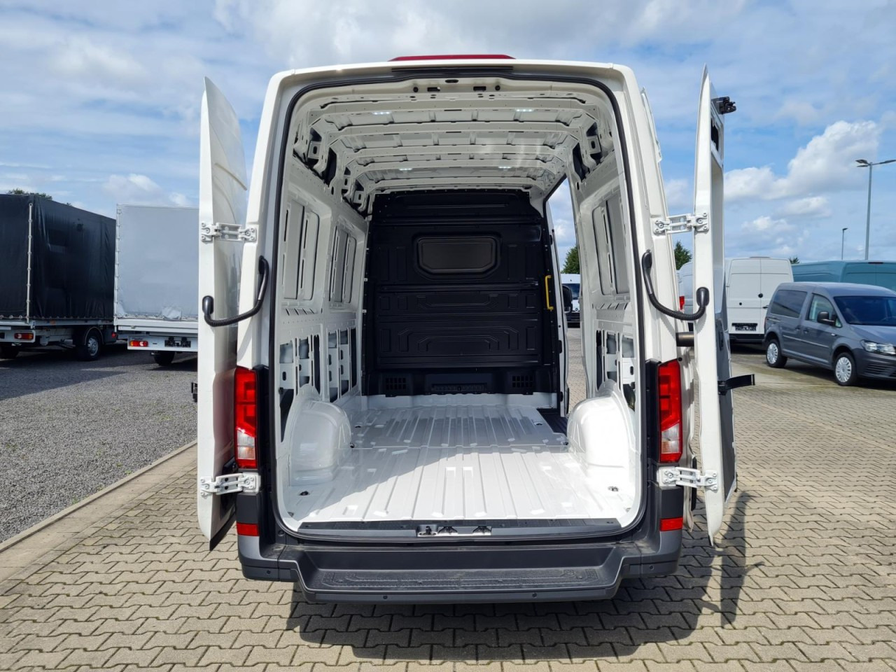 Volkswagen Crafter 35 Kasten MR L3H3 KLIMA KOMFORT PDC TEMPOMAT - Pakettiauto: kuva Volkswagen Crafter 35 Kasten MR L3H3 KLIMA KOMFORT PDC TEMPOMAT - Pakettiauto Volkswagen Crafter 35 Kasten MR L3H3 KLIMA KOMFORT PDC TEMPOMAT - Pakettiauto: kuva Volkswagen Crafter 35 Kasten MR L3H3 KLIMA KOMFORT PDC TEMPOMAT - Pakettiauto