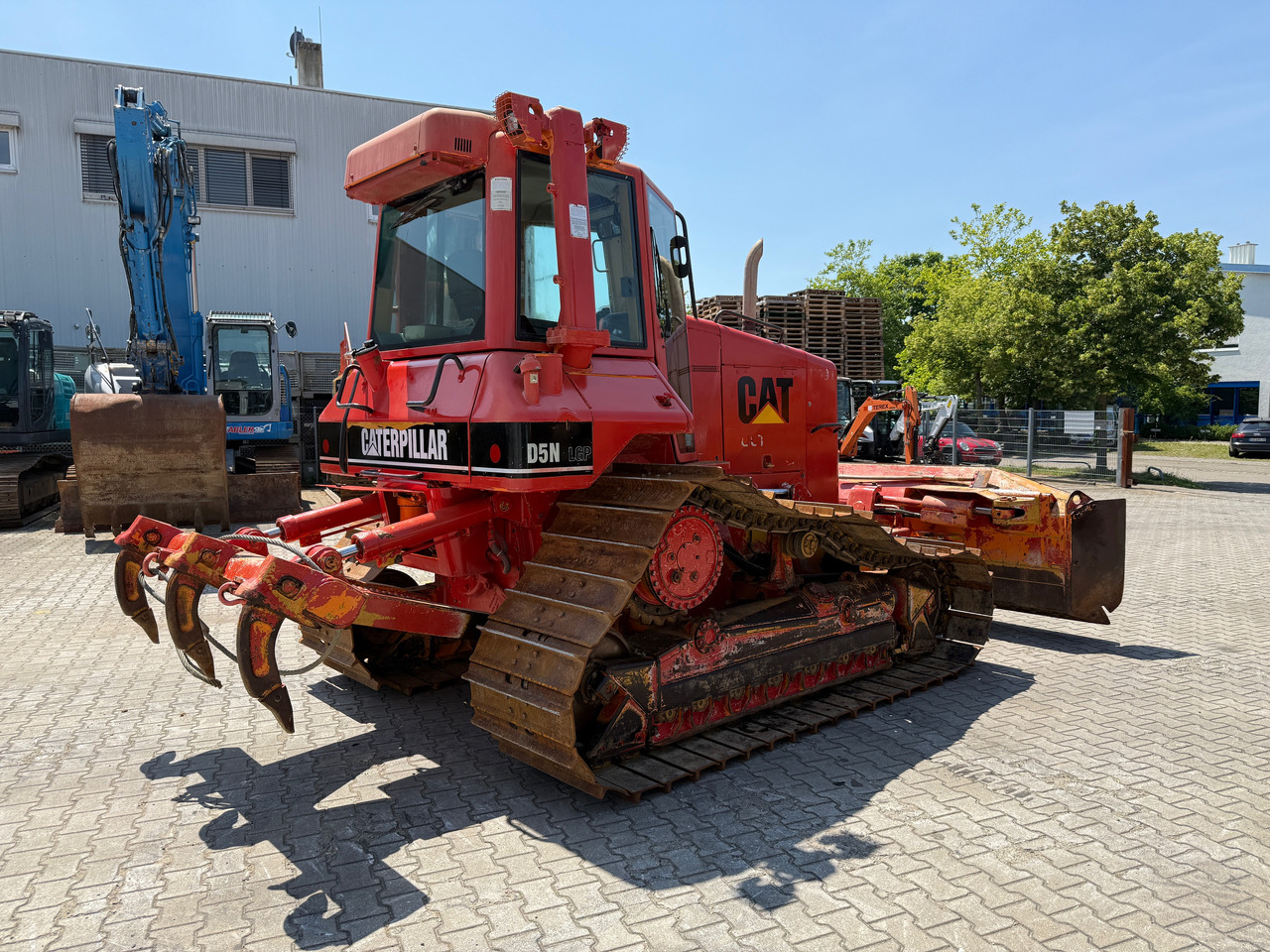 CATERPILLAR D5N FTC LGP Raupe mit 6-Wege + Heckaufreißer - Puskutraktori: kuva CATERPILLAR D5N FTC LGP Raupe mit 6-Wege + Heckaufreißer - Puskutraktori CATERPILLAR D5N FTC LGP Raupe mit 6-Wege + Heckaufreißer - Puskutraktori: kuva CATERPILLAR D5N FTC LGP Raupe mit 6-Wege + Heckaufreißer - Puskutraktori