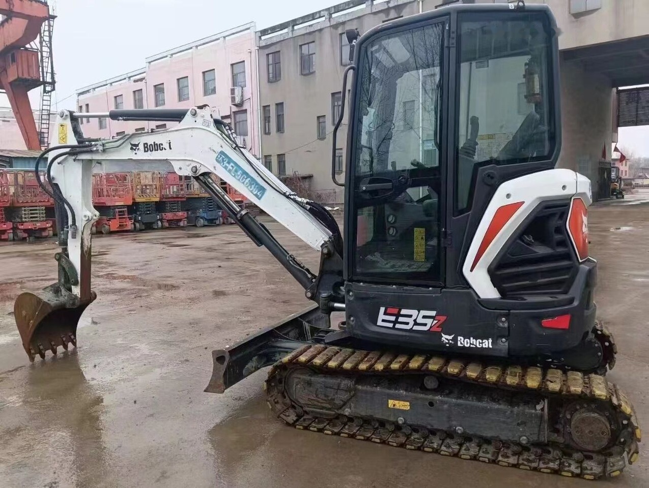 Bobcat E35 - Minikuormaaja: kuva Bobcat E35 - Minikuormaaja Bobcat E35 - Minikuormaaja: kuva Bobcat E35 - Minikuormaaja