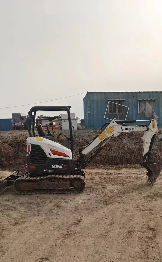 Bobcat E35 - Minikuormaaja: kuva Bobcat E35 - Minikuormaaja Bobcat E35 - Minikuormaaja: kuva Bobcat E35 - Minikuormaaja