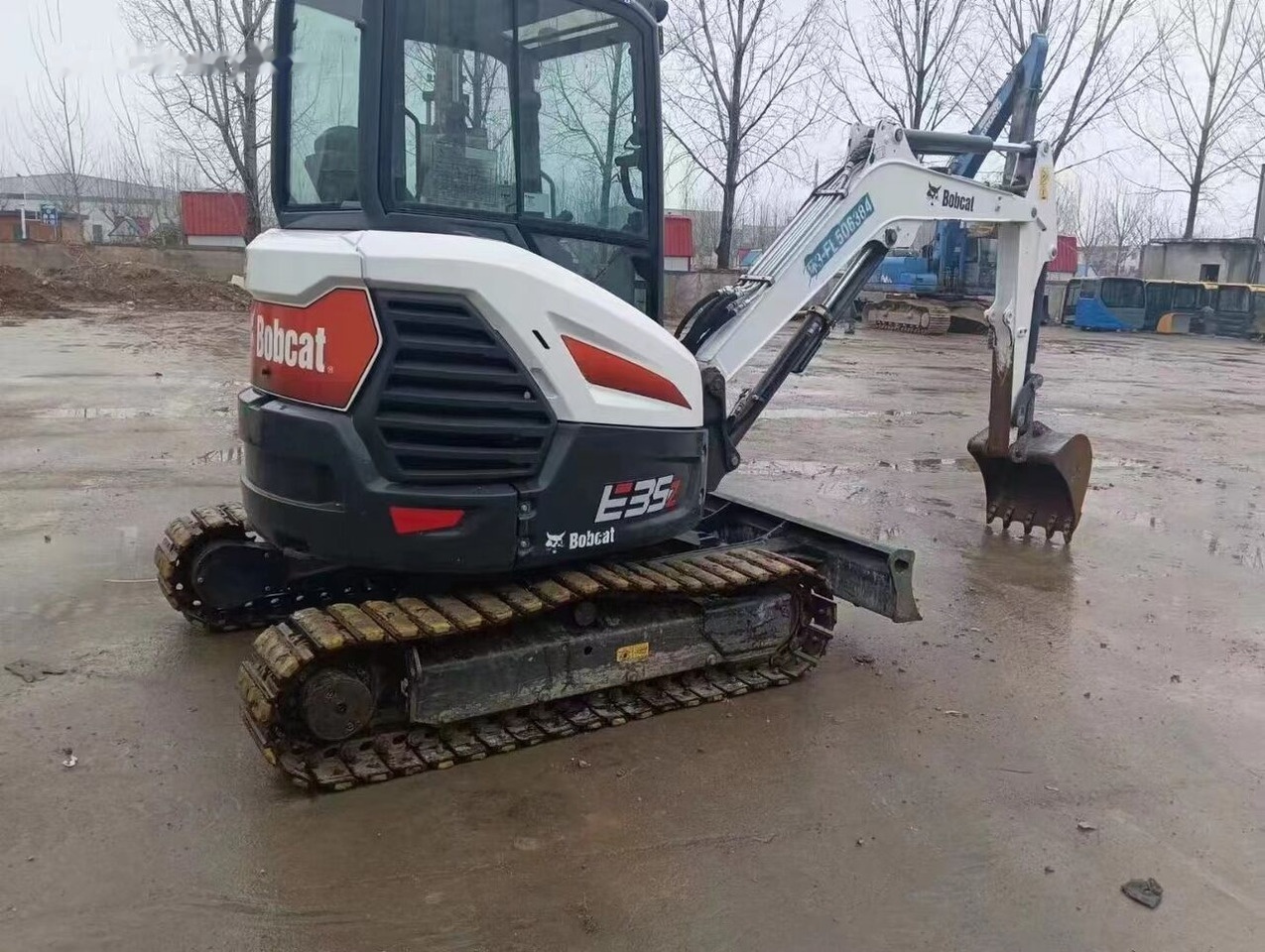 Bobcat E35 - Minikuormaaja: kuva Bobcat E35 - Minikuormaaja Bobcat E35 - Minikuormaaja: kuva Bobcat E35 - Minikuormaaja