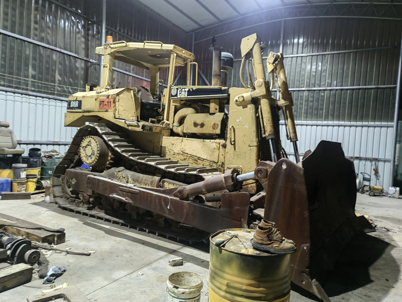 Caterpillar D8R - Puskutraktori: kuva Caterpillar D8R - Puskutraktori Caterpillar D8R - Puskutraktori: kuva Caterpillar D8R - Puskutraktori