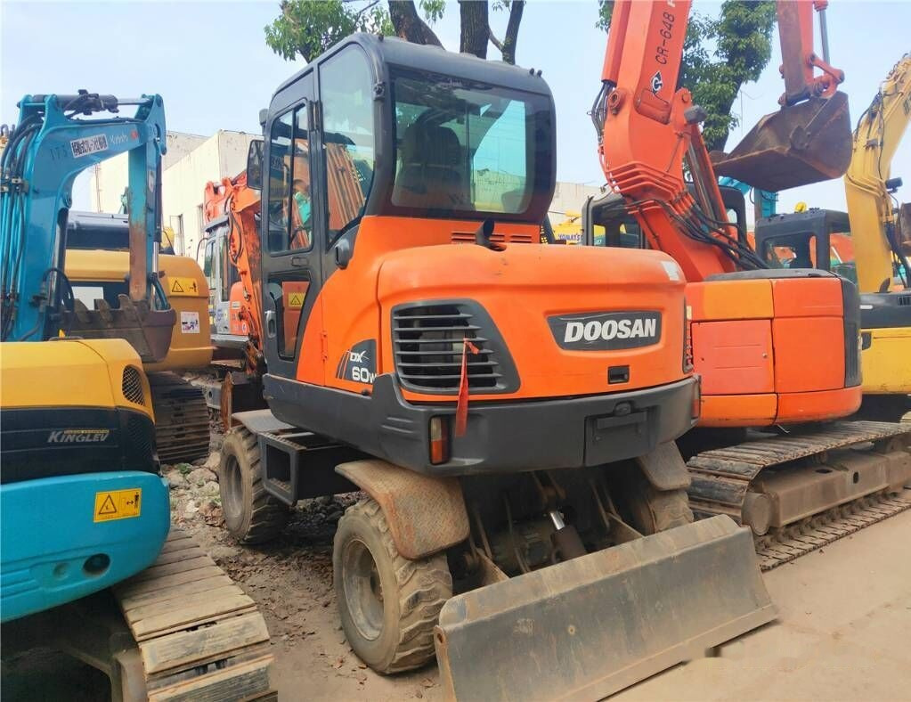 Doosan DX60 W - Pyöräalustainen kaivinkone: kuva Doosan DX60 W - Pyöräalustainen kaivinkone Doosan DX60 W - Pyöräalustainen kaivinkone: kuva Doosan DX60 W - Pyöräalustainen kaivinkone