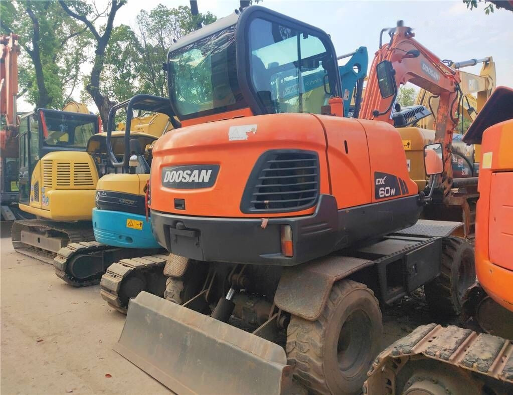 Doosan DX60 W - Pyöräalustainen kaivinkone: kuva Doosan DX60 W - Pyöräalustainen kaivinkone Doosan DX60 W - Pyöräalustainen kaivinkone: kuva Doosan DX60 W - Pyöräalustainen kaivinkone
