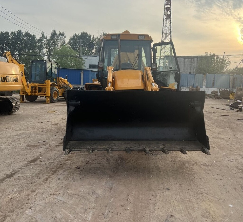 JCB 4CX - Kaivuri-trukki: kuva JCB 4CX - Kaivuri-trukki JCB 4CX - Kaivuri-trukki: kuva JCB 4CX - Kaivuri-trukki