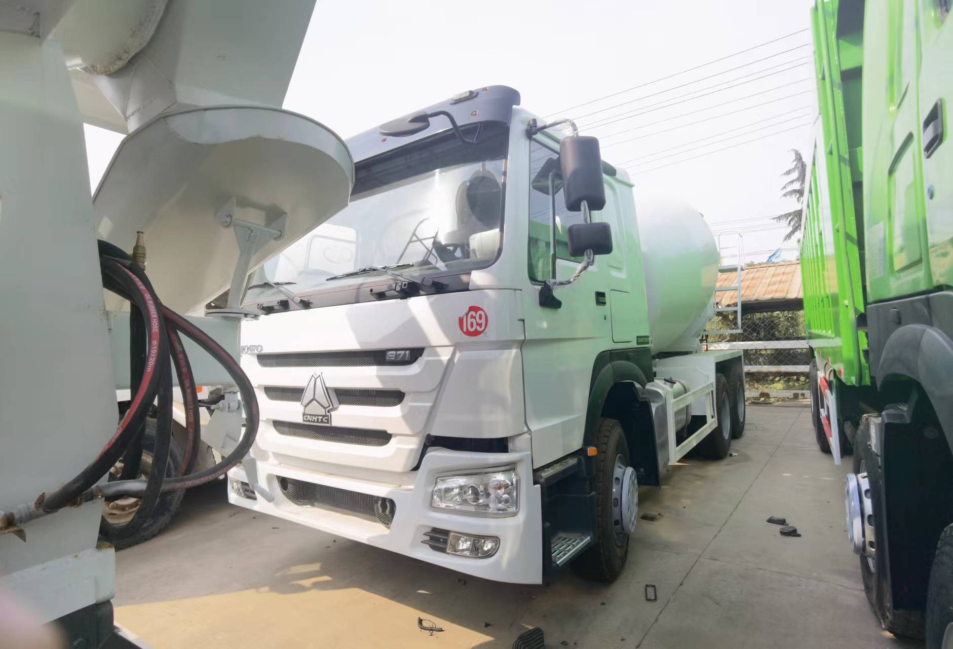 Sinotruk HOWO 371 6*4 Concrete mixer truck - Betoniauto: kuva Sinotruk HOWO 371 6*4 Concrete mixer truck - Betoniauto Sinotruk HOWO 371 6*4 Concrete mixer truck - Betoniauto: kuva Sinotruk HOWO 371 6*4 Concrete mixer truck - Betoniauto