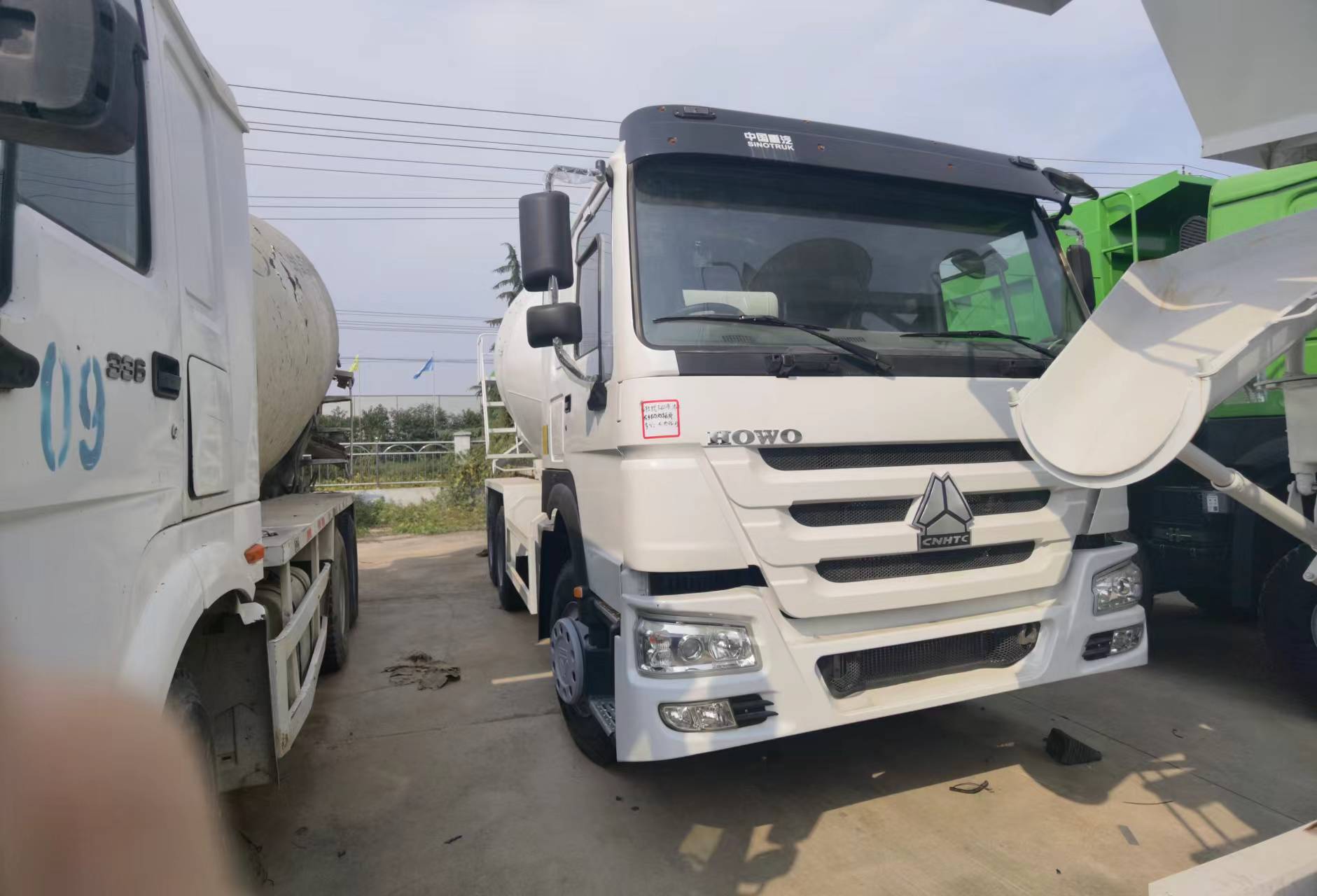 Sinotruk HOWO 371 6*4 Concrete mixer truck - Betoniauto: kuva Sinotruk HOWO 371 6*4 Concrete mixer truck - Betoniauto Sinotruk HOWO 371 6*4 Concrete mixer truck - Betoniauto: kuva Sinotruk HOWO 371 6*4 Concrete mixer truck - Betoniauto