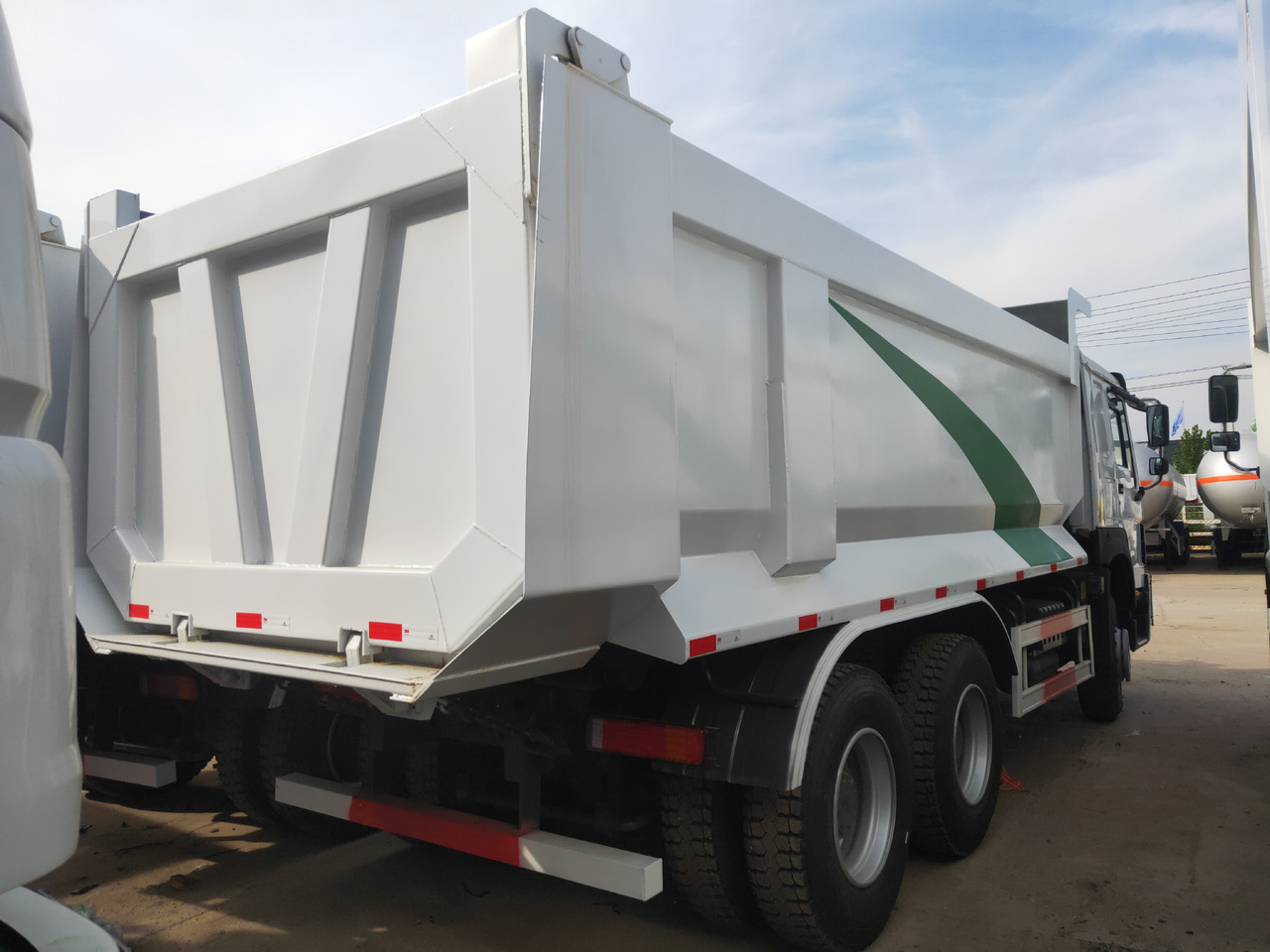 Sinotruk HOWO 371 6*4 Dump truck - Kippiauto kuorma-auto: kuva Sinotruk HOWO 371 6*4 Dump truck - Kippiauto kuorma-auto Sinotruk HOWO 371 6*4 Dump truck - Kippiauto kuorma-auto: kuva Sinotruk HOWO 371 6*4 Dump truck - Kippiauto kuorma-auto