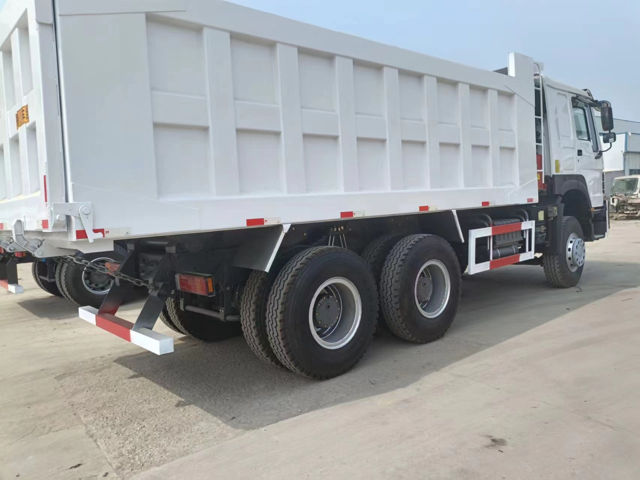 Sinotruk HOWO 375 6*4 dump truck - Pikku dumpperi: kuva Sinotruk HOWO 375 6*4 dump truck - Pikku dumpperi Sinotruk HOWO 375 6*4 dump truck - Pikku dumpperi: kuva Sinotruk HOWO 375 6*4 dump truck - Pikku dumpperi