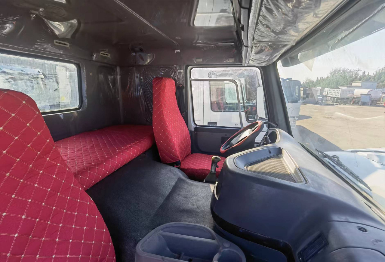 Vetopöytäauto Sinotruk HOWO 371 Tractor: kuva Vetopöytäauto Sinotruk HOWO 371 Tractor