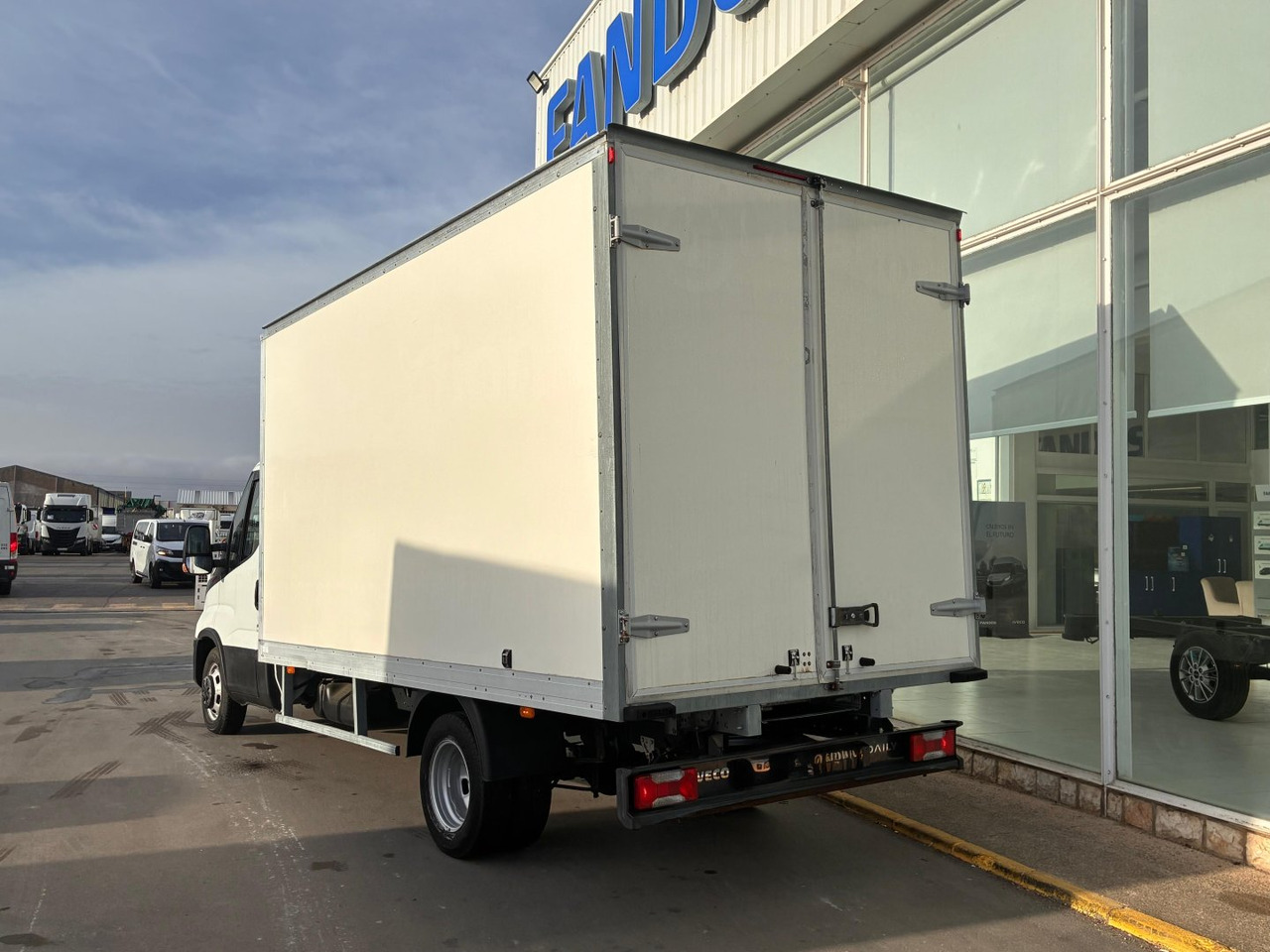 Caja cerrada IVECO 35C16 3.0 20m3 con puertas traseras - Jakeluauto: kuva Caja cerrada IVECO 35C16 3.0 20m3 con puertas traseras - Jakeluauto Caja cerrada IVECO 35C16 3.0 20m3 con puertas traseras - Jakeluauto: kuva Caja cerrada IVECO 35C16 3.0 20m3 con puertas traseras - Jakeluauto