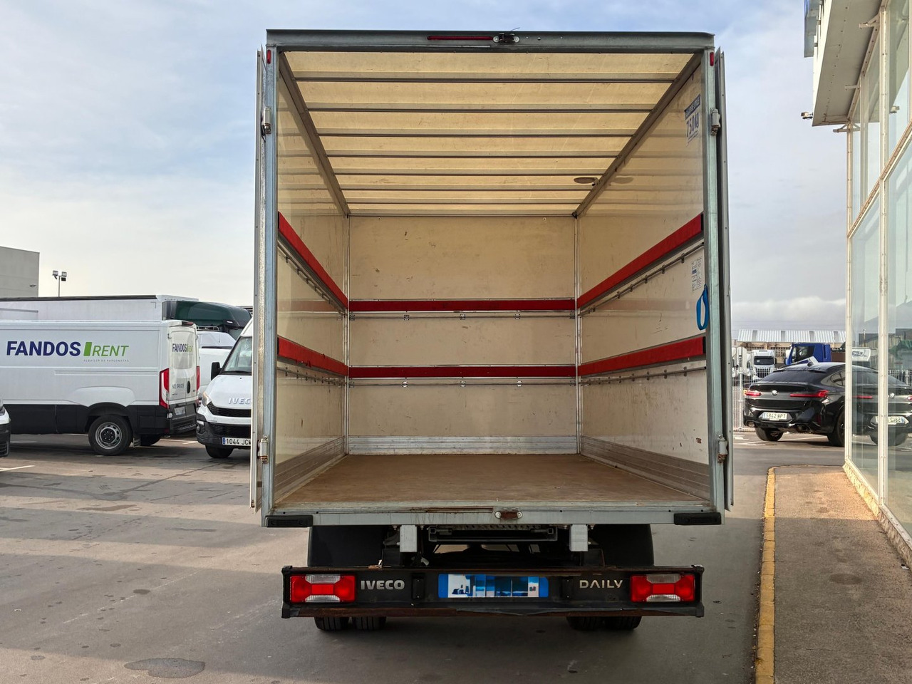 Caja cerrada IVECO 35C16 3.0 20m3 con puertas traseras - Jakeluauto: kuva Caja cerrada IVECO 35C16 3.0 20m3 con puertas traseras - Jakeluauto Caja cerrada IVECO 35C16 3.0 20m3 con puertas traseras - Jakeluauto: kuva Caja cerrada IVECO 35C16 3.0 20m3 con puertas traseras - Jakeluauto