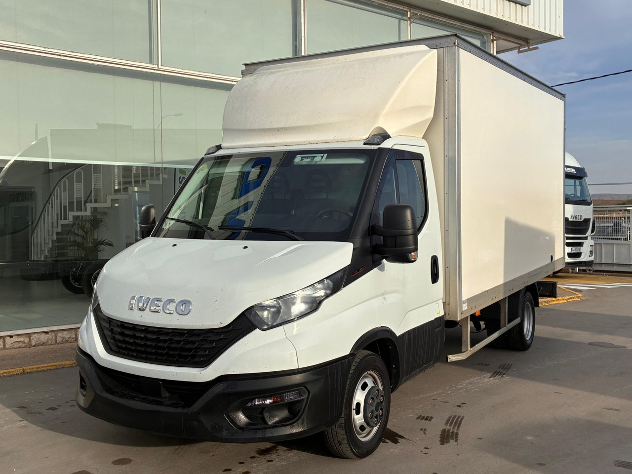 Caja cerrada IVECO 35C16 3.0 20m3 con puertas traseras - Jakeluauto: kuva Caja cerrada IVECO 35C16 3.0 20m3 con puertas traseras - Jakeluauto Caja cerrada IVECO 35C16 3.0 20m3 con puertas traseras - Jakeluauto: kuva Caja cerrada IVECO 35C16 3.0 20m3 con puertas traseras - Jakeluauto