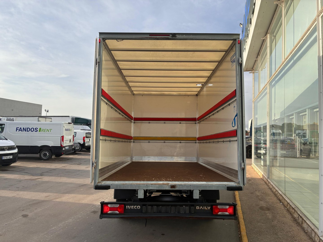 Caja cerrada IVECO 35C16 3.0 20m3 con puertas traseras - Jakeluauto: kuva Caja cerrada IVECO 35C16 3.0 20m3 con puertas traseras - Jakeluauto Caja cerrada IVECO 35C16 3.0 20m3 con puertas traseras - Jakeluauto: kuva Caja cerrada IVECO 35C16 3.0 20m3 con puertas traseras - Jakeluauto
